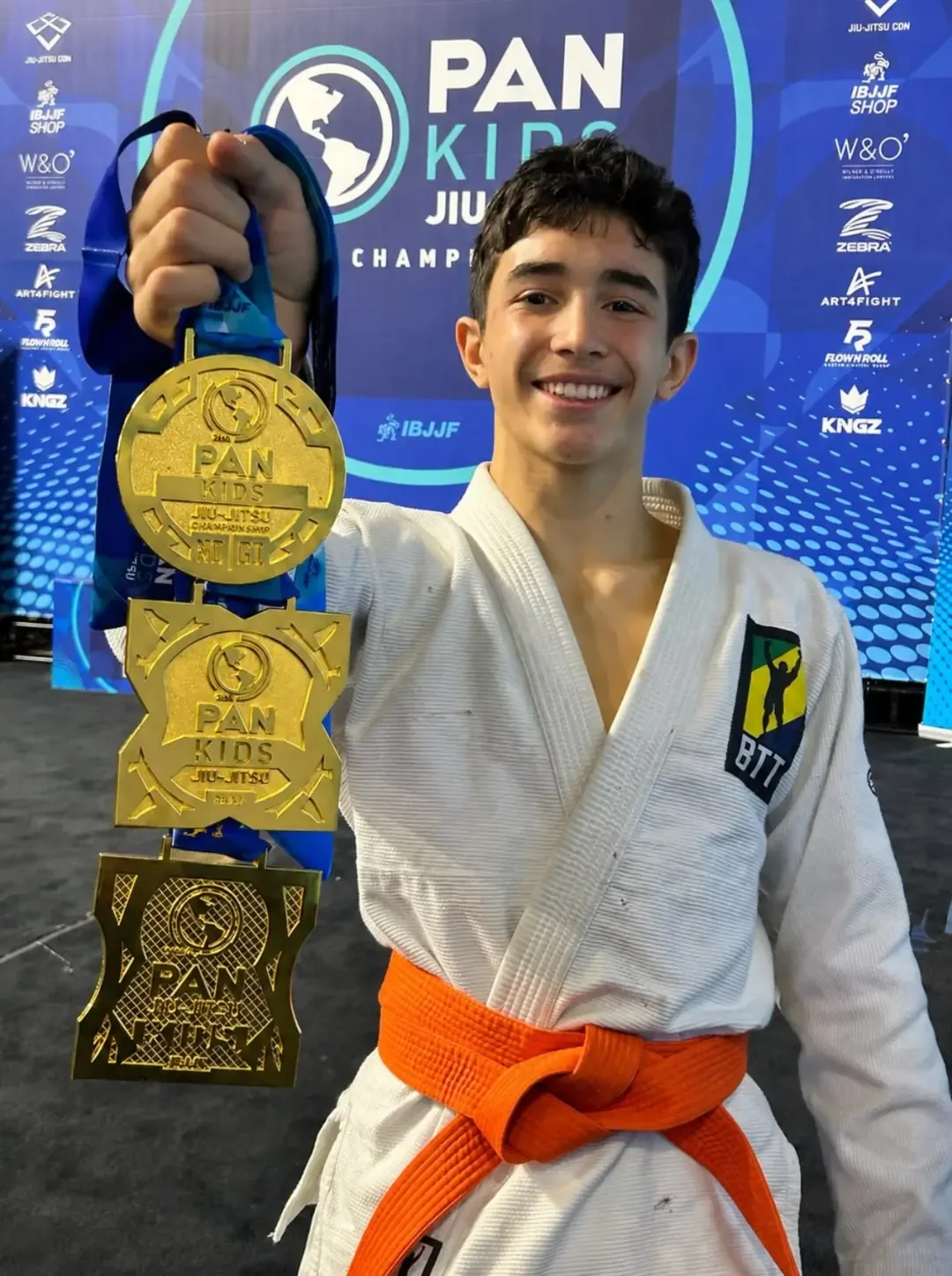 Jayden Portillo coaching a kid during a private jiu-jitsu session in Montreal